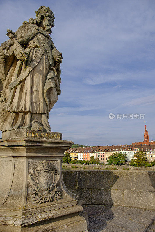 Würzburg，装饰着雕像的老主桥(Alte Mainbrücke)， 16世纪(德国巴伐利亚的浪漫之路)